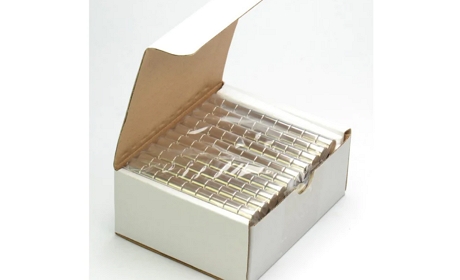 一個常規(guī)燒結釹鐵硼包裝圖片，釹鐵硼磁鋼產(chǎn)品包在塑料袋內(nèi)，裝在小白盒子中