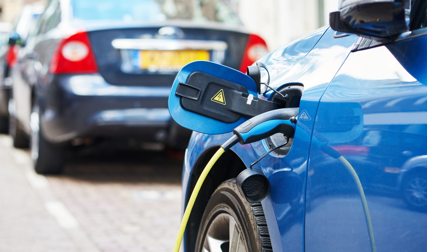 一輛正在充電的電動汽車，表現(xiàn)永磁材料在新能源汽車行業(yè)的應用